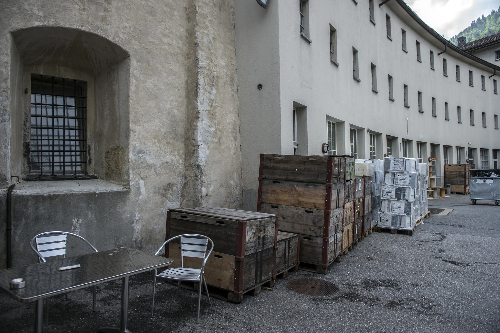 Der sogenannte gewölbte «Bananentrakt, wo sich die Einzelzellen befinden, grenzt direkt an die alte Churer Stadtmauer.