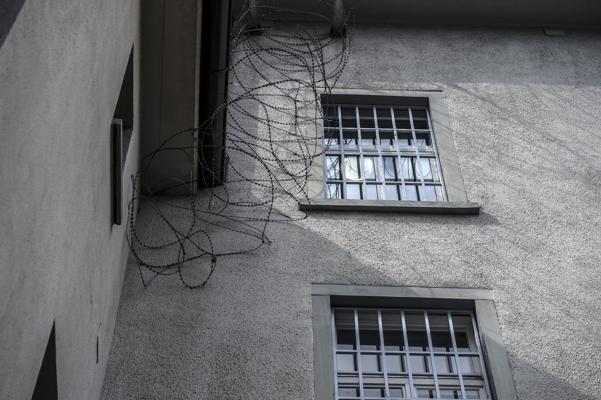 Hohe Sicherheitsvorkehrungen: Die Fenster sind vergittert, über den Mauern ist Nato-Draht gezogen. Ein Drahtrolle, die im Unterschied zum herkömmlichen Stacheldraht mit Klingen besetzt ist.