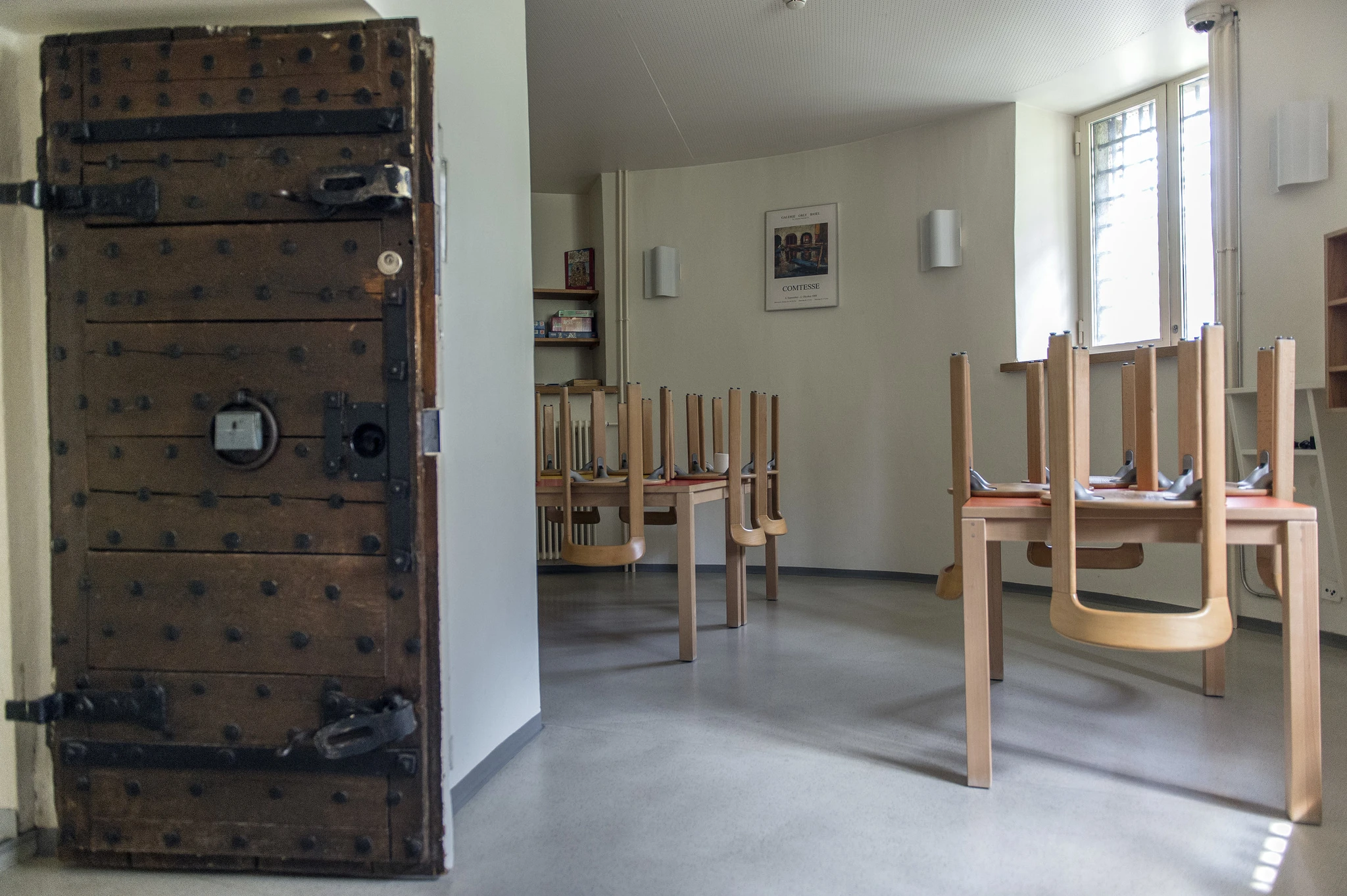 Im Inneren des von aussen gut sichtbaren Turmes befindet sich hinter einer alten Holztüre ein Aufenthaltsraum für die Insassen.