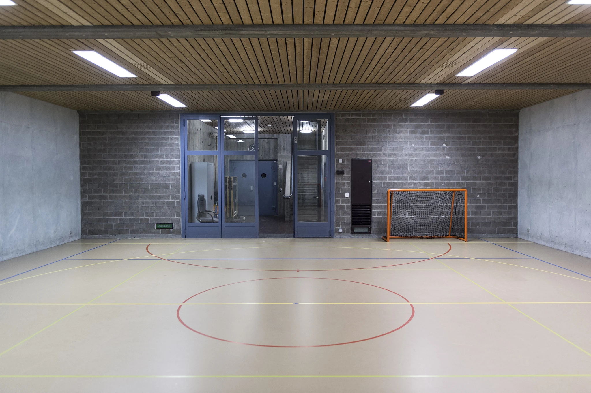 In Gruppen aufgeteilt können die Insassen eine Turnhalle benutzen.