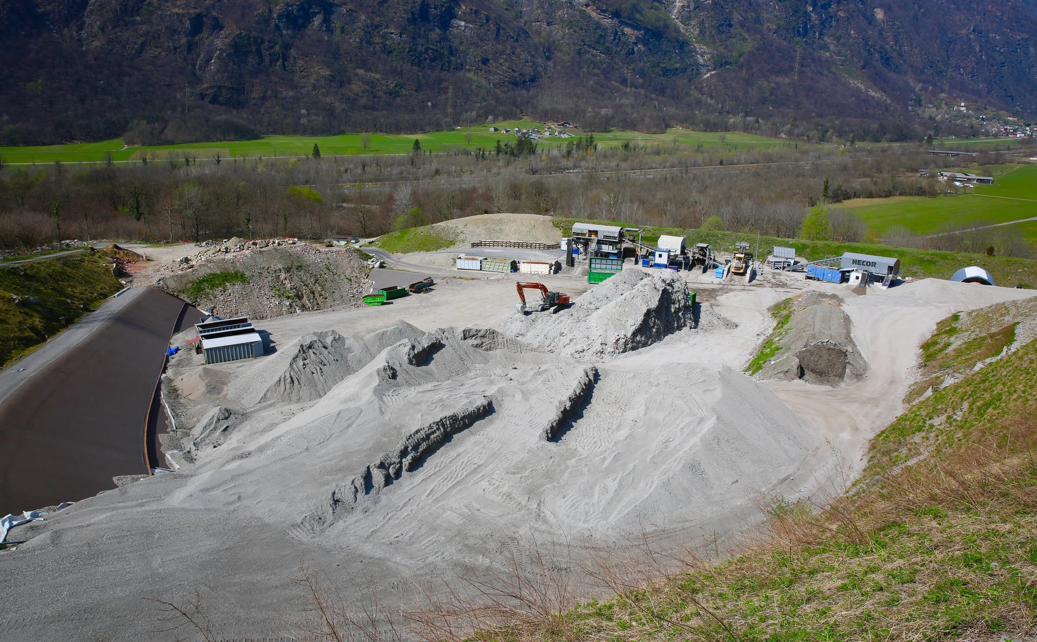 Panoramica della discarica di Lostallo-Sorte, gestita dalla Corporazione dei Comuni del Moesano per la raccolta e l’eliminazione dei rifiuti CRER , dove dal 2009 vengono demetalizzate e depositate le scorie con le ceneri lavate del Moesano e dell’intero canton Ticino, provenienti dall’Inceneritore dei rifiuti (detto anche Termovalorizzatore) di Giubiasco. (foto Lino Succetti)